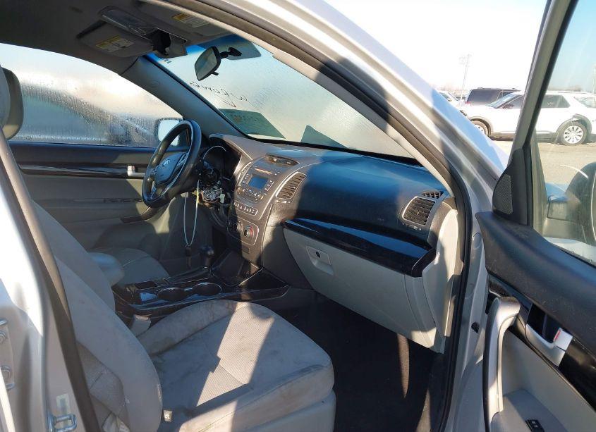 Photo 5 of 2015 Kia Sorento LX V6 (VIN 5XYKTDA74FG602194)