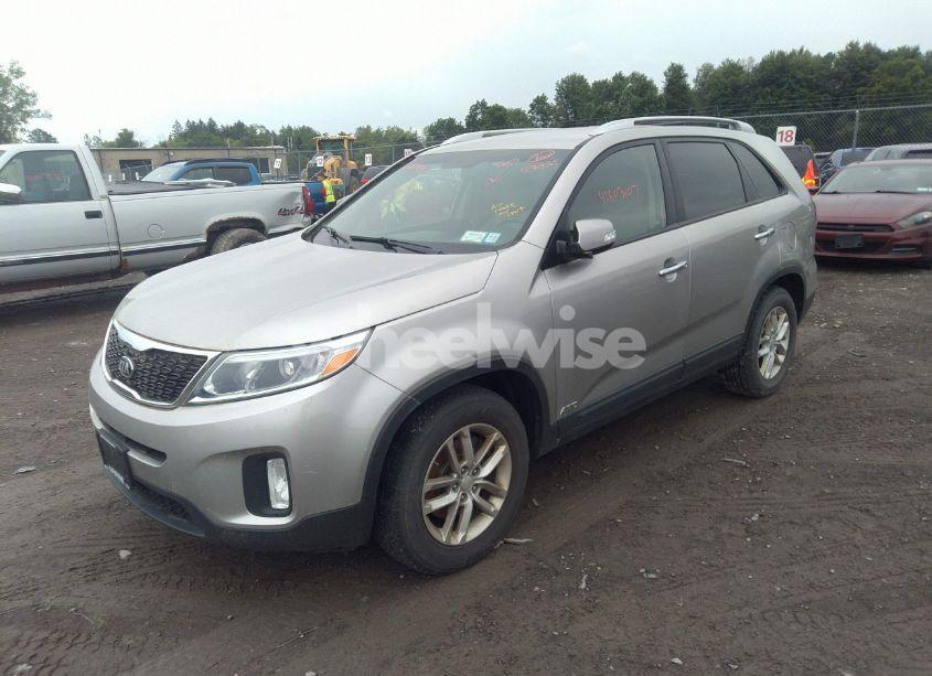 Photo 2 of 2015 Kia Sorento LX V6 (VIN 5XYKTDA75FG592534)