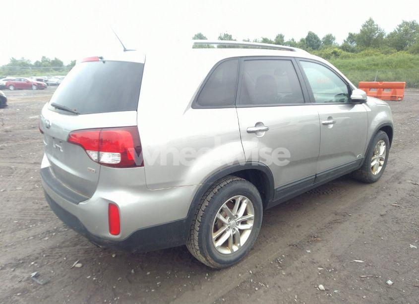 Photo 4 of 2015 Kia Sorento LX V6 (VIN 5XYKTDA75FG592534)