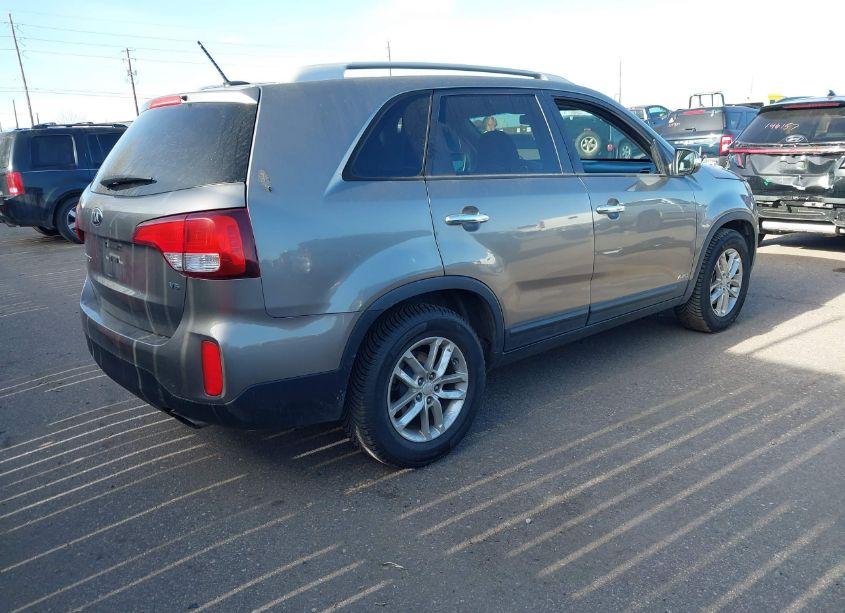 Photo 4 of 2015 Kia Sorento LX V6 (VIN 5XYKTDA75FG605380)