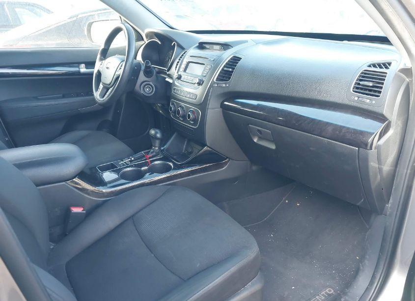 Photo 5 of 2015 Kia Sorento LX V6 (VIN 5XYKTDA75FG605380)