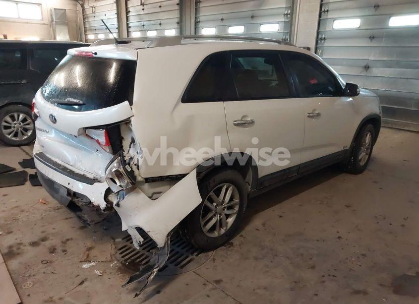 Photo 4 of 2015 Kia Sorento LX V6 (VIN 5XYKTDA76FG568887)