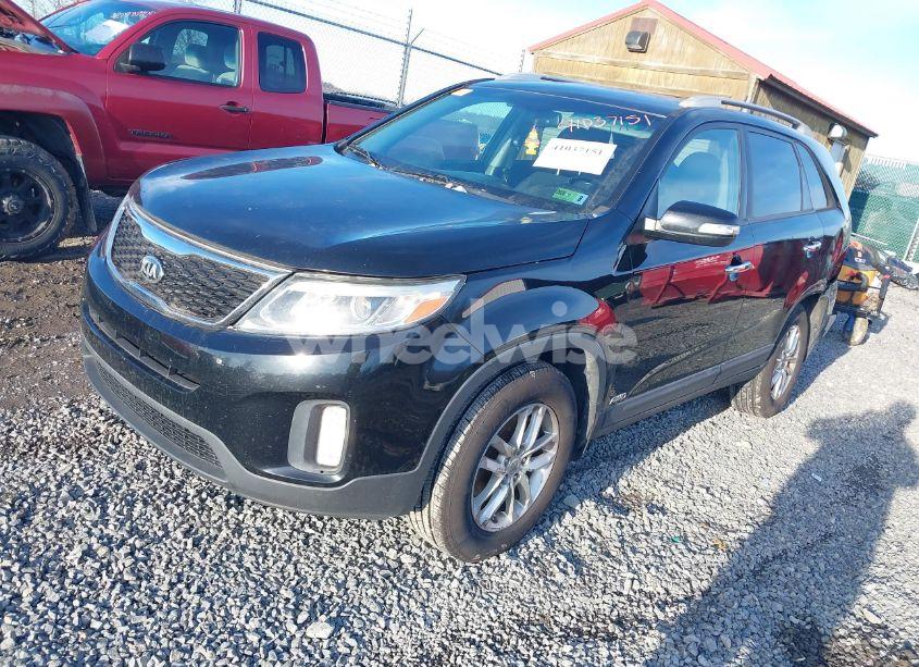 Photo 2 of 2015 Kia Sorento LX V6 (VIN 5XYKTDA78FG601680)