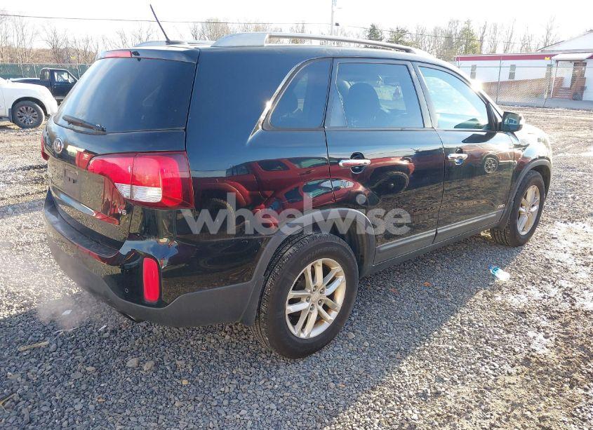 Photo 4 of 2015 Kia Sorento LX V6 (VIN 5XYKTDA78FG601680)