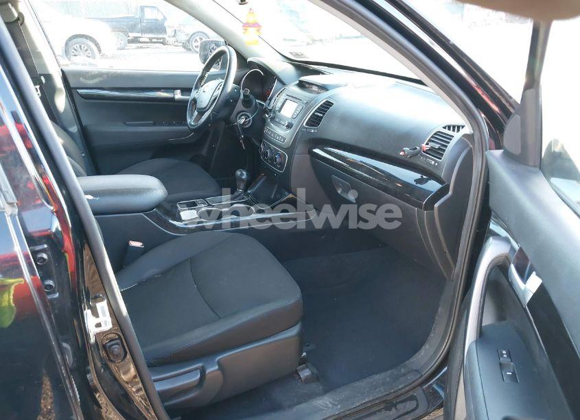 Photo 5 of 2015 Kia Sorento LX V6 (VIN 5XYKTDA78FG601680)