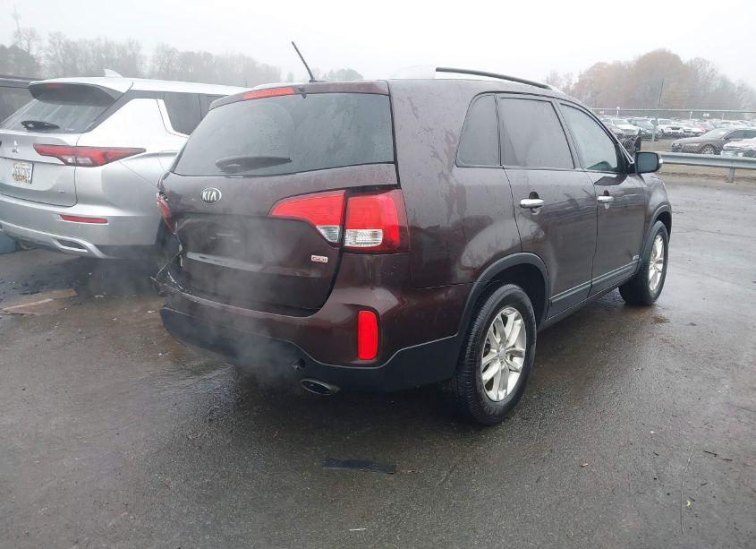 Photo 4 of 2015 Kia Sorento LX V6 (VIN 5XYKTDA79FG605205)
