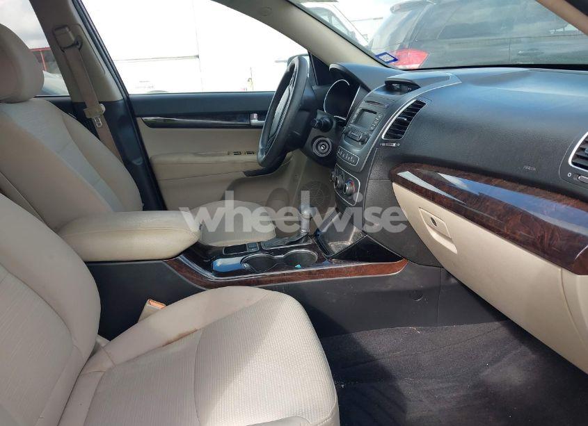 Photo 5 of 2015 Kia Sorento LX V6 (VIN 5XYKTDA79FG635935)
