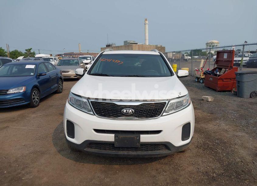 Photo 12 of 2015 Kia Sorento LX V6 (VIN 5XYKTDA7XFG604872)