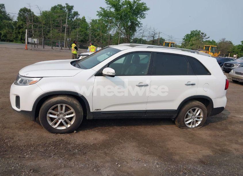 Photo 14 of 2015 Kia Sorento LX V6 (VIN 5XYKTDA7XFG604872)