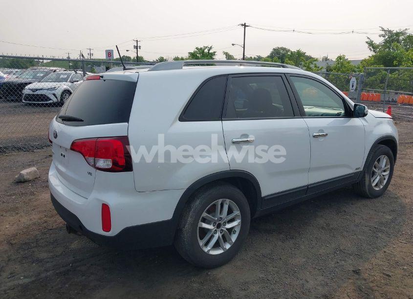 Photo 4 of 2015 Kia Sorento LX V6 (VIN 5XYKTDA7XFG604872)