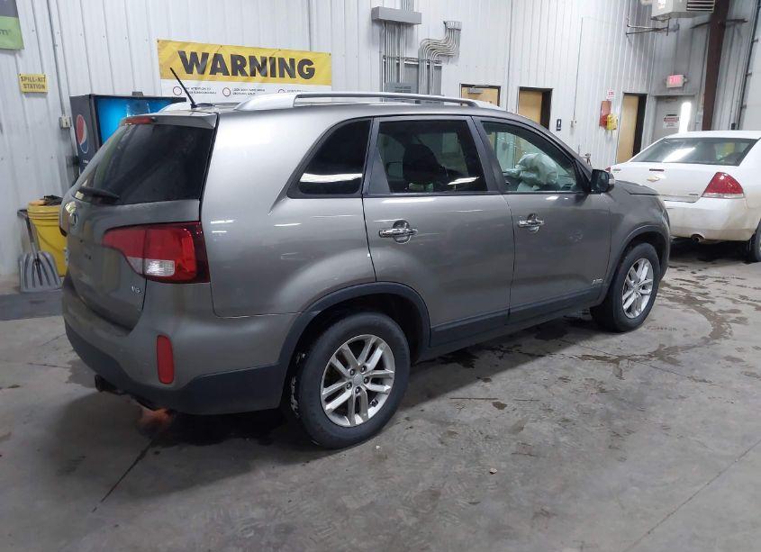 Photo 4 of 2015 Kia Sorento LX V6 (VIN 5XYKTDA7XFG609781)