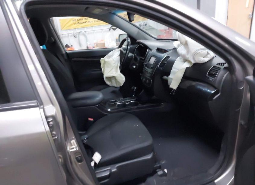 Photo 5 of 2015 Kia Sorento LX V6 (VIN 5XYKTDA7XFG609781)