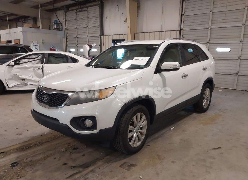 Photo 2 of 2011 Kia Sorento EX (VIN 5XYKU3A11BG008871)