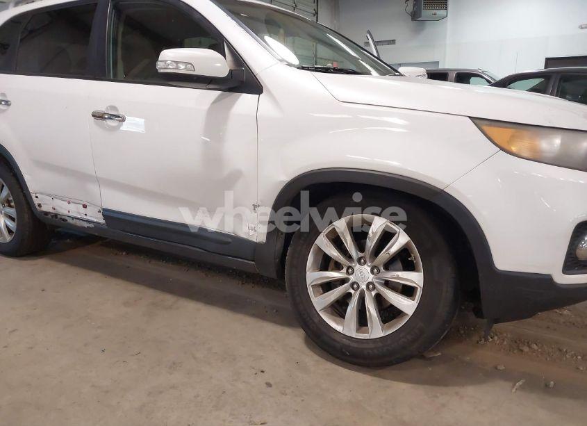 Photo 6 of 2011 Kia Sorento EX (VIN 5XYKU3A11BG008871)