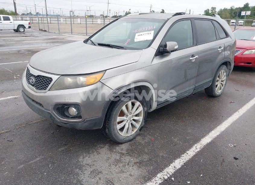 Photo 2 of 2011 Kia Sorento EX (VIN 5XYKU3A14BG021727)