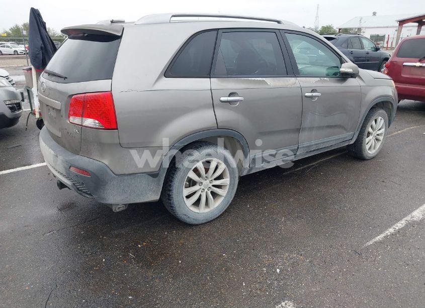 Photo 4 of 2011 Kia Sorento EX (VIN 5XYKU3A14BG021727)