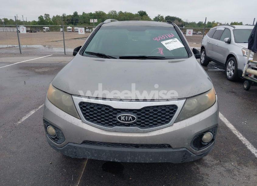 Photo 6 of 2011 Kia Sorento EX (VIN 5XYKU3A14BG021727)