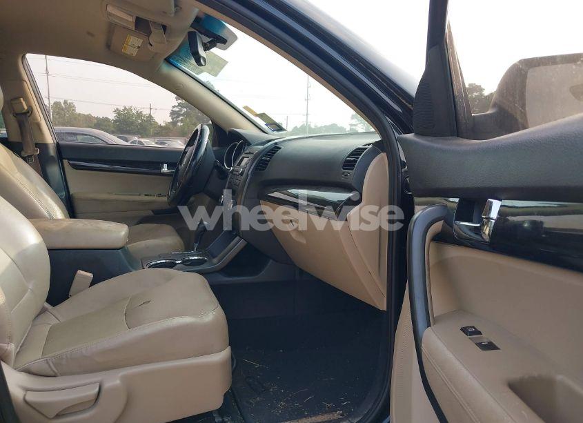 Photo 5 of 2011 Kia Sorento EX (VIN 5XYKU3A14BG028953)