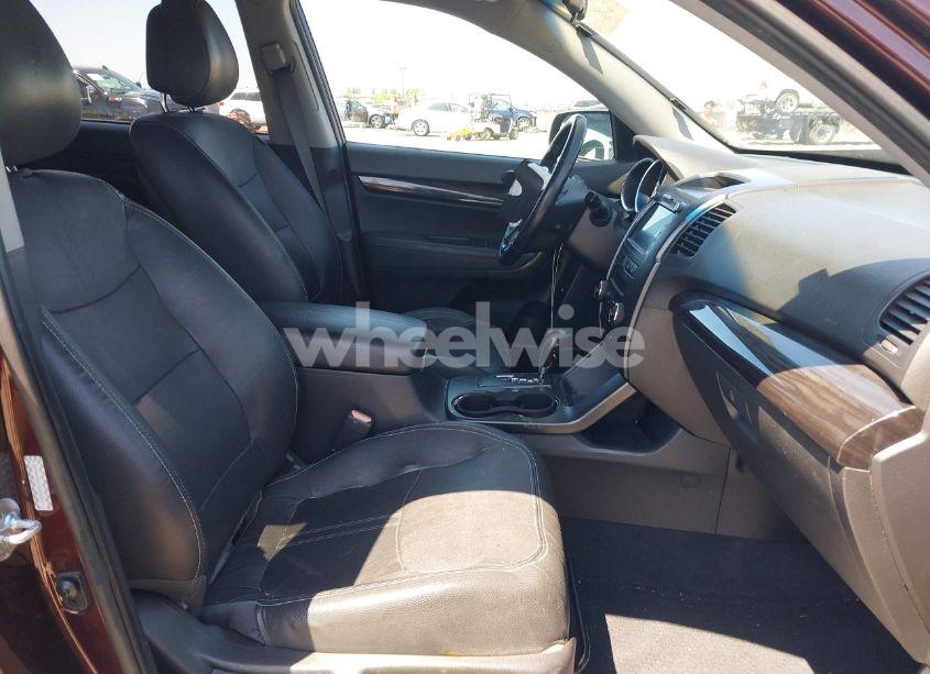 Photo 5 of 2011 Kia Sorento EX (VIN 5XYKU3A19BG032920)