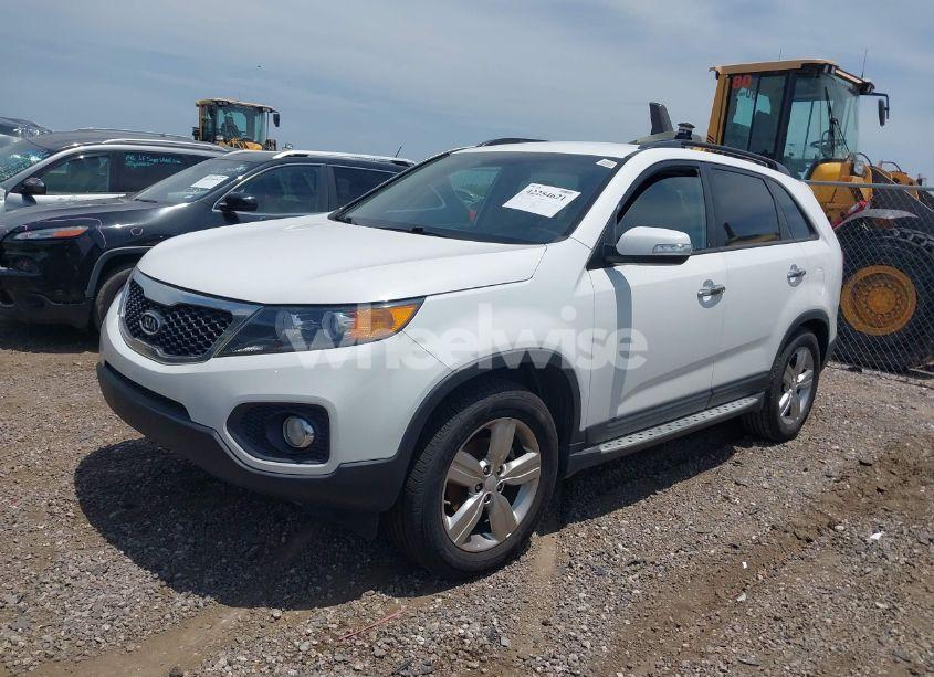 Photo 2 of 2013 Kia Sorento EX (VIN 5XYKU3A62DG375423)