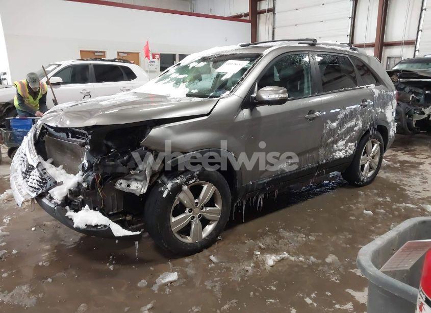 Photo 2 of 2013 Kia Sorento EX (VIN 5XYKU3A62DG417797)