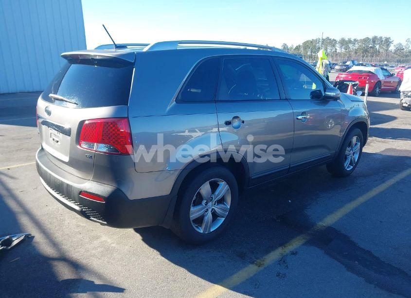 Photo 4 of 2013 Kia Sorento EX (VIN 5XYKU3A65DG410665)