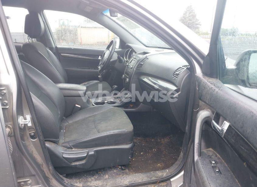 Photo 5 of 2011 Kia Sorento EX V6 (VIN 5XYKU4A21BG086324)