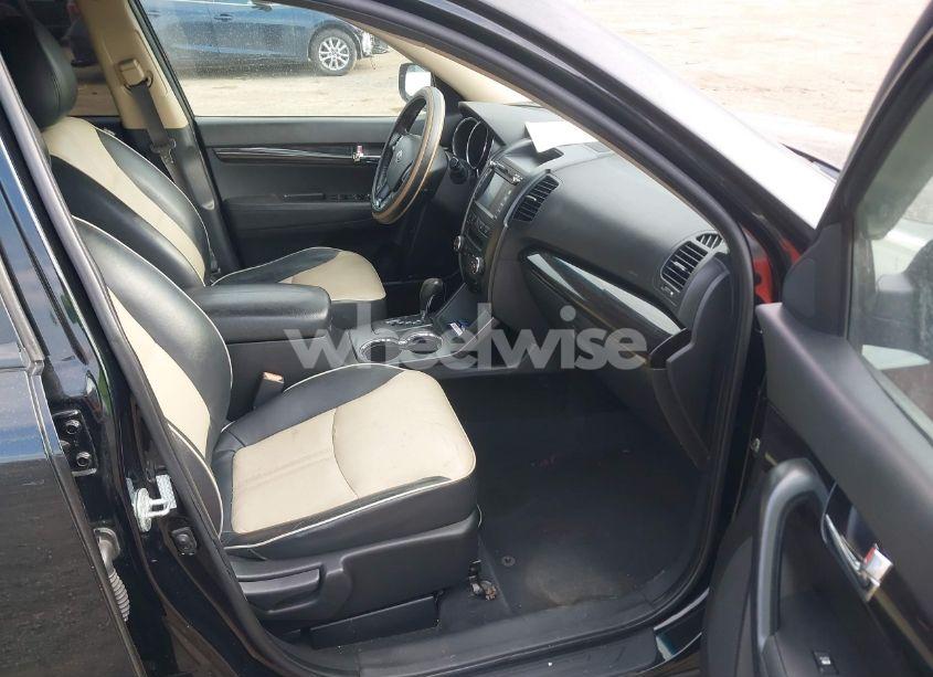 Photo 5 of 2011 Kia Sorento EX V6 (VIN 5XYKU4A22BG024592)