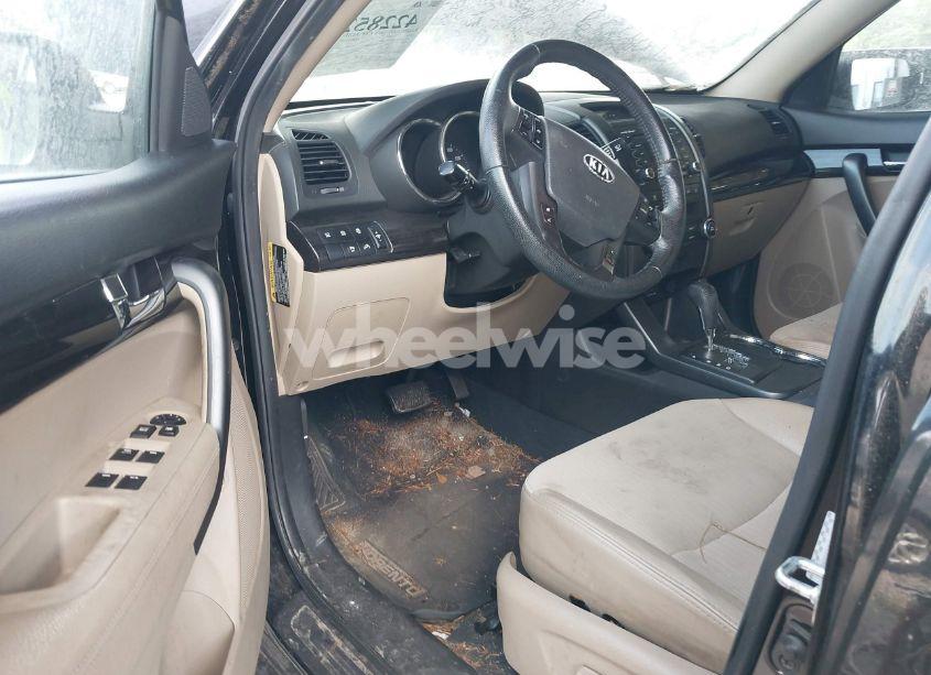 Photo 5 of 2011 Kia Sorento EX V6 (VIN 5XYKU4A22BG040727)