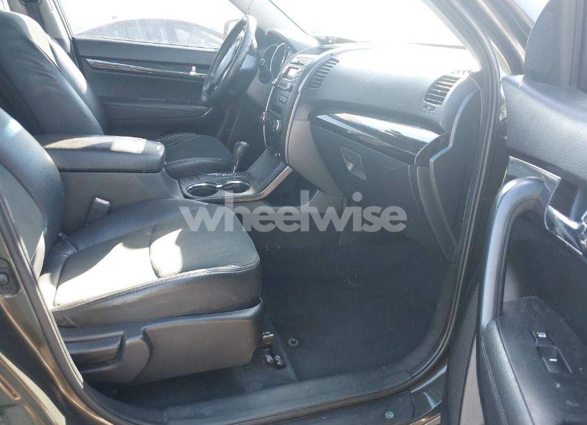 Photo 5 of 2011 Kia Sorento EX V6 (VIN 5XYKU4A22BG095372)