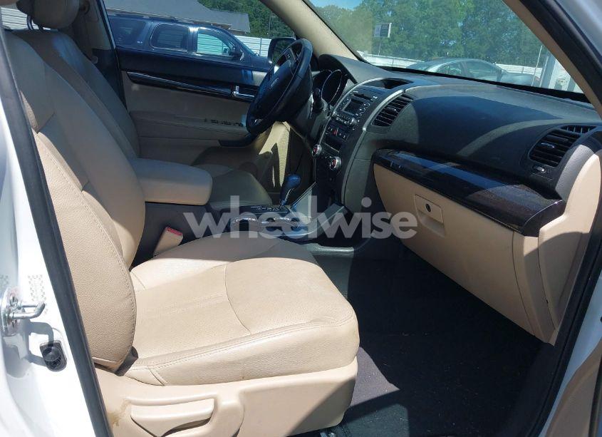 Photo 5 of 2011 Kia Sorento EX V6 (VIN 5XYKU4A23BG041627)