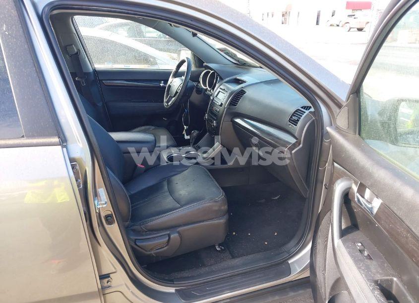 Photo 5 of 2011 Kia Sorento EX V6 (VIN 5XYKU4A24BG156981)