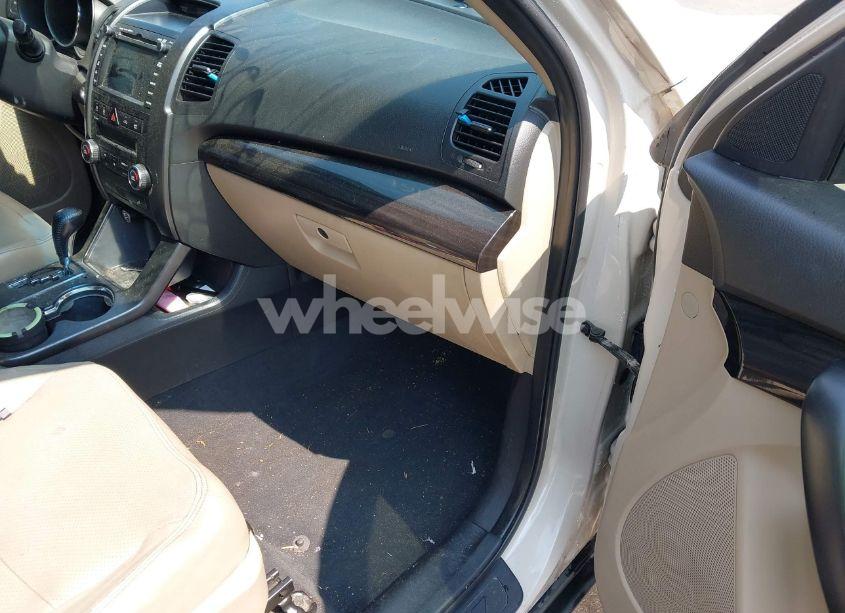 Photo 5 of 2011 Kia Sorento EX V6 (VIN 5XYKU4A25BG027552)