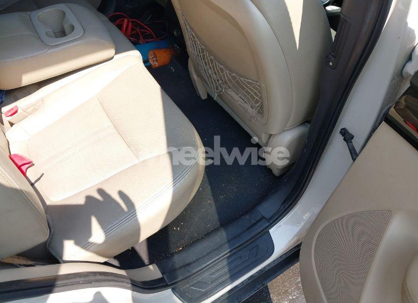 Photo 8 of 2011 Kia Sorento EX V6 (VIN 5XYKU4A25BG027552)