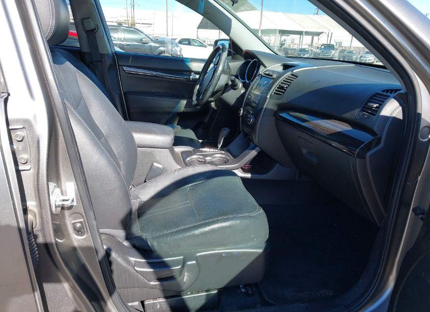 Photo 5 of 2011 Kia Sorento EX V6 (VIN 5XYKU4A25BG052872)