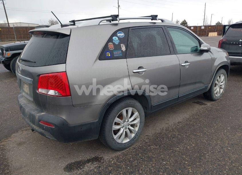 Photo 4 of 2011 Kia Sorento EX V6 (VIN 5XYKU4A27BG028783)