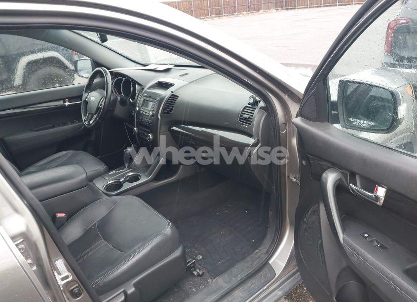 Photo 5 of 2011 Kia Sorento EX V6 (VIN 5XYKU4A27BG028783)