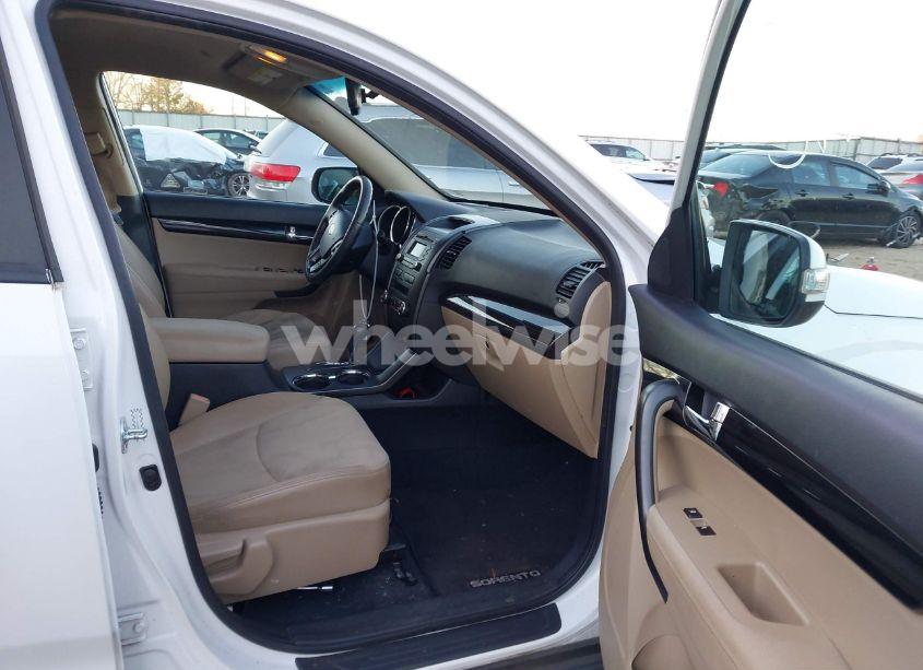 Photo 5 of 2011 Kia Sorento EX V6 (VIN 5XYKU4A28BG034303)