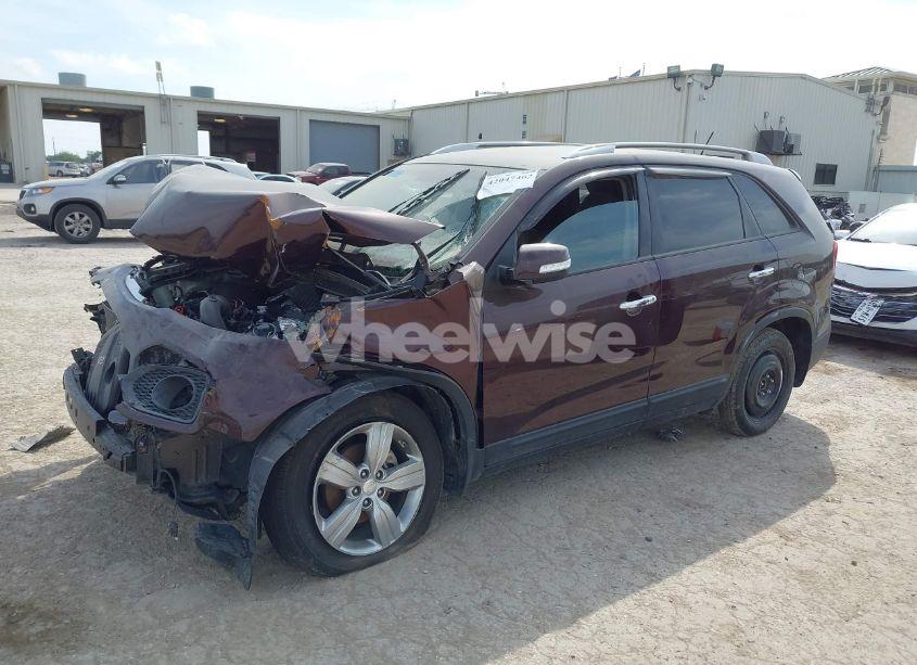 Photo 2 of 2013 Kia Sorento EX (VIN 5XYKU4A69DG401733)