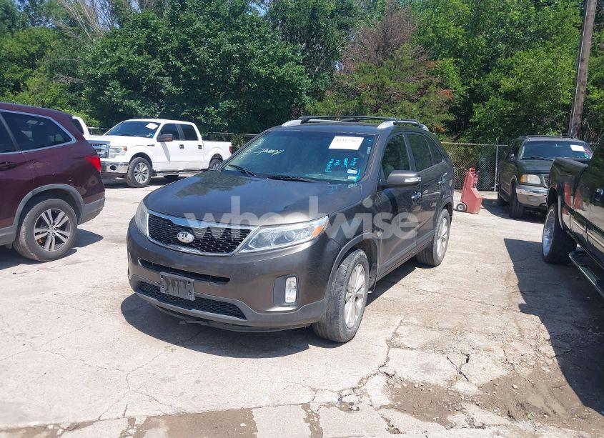 Photo 2 of 2014 Kia Sorento EX V6 (VIN 5XYKU4A70EG431567)