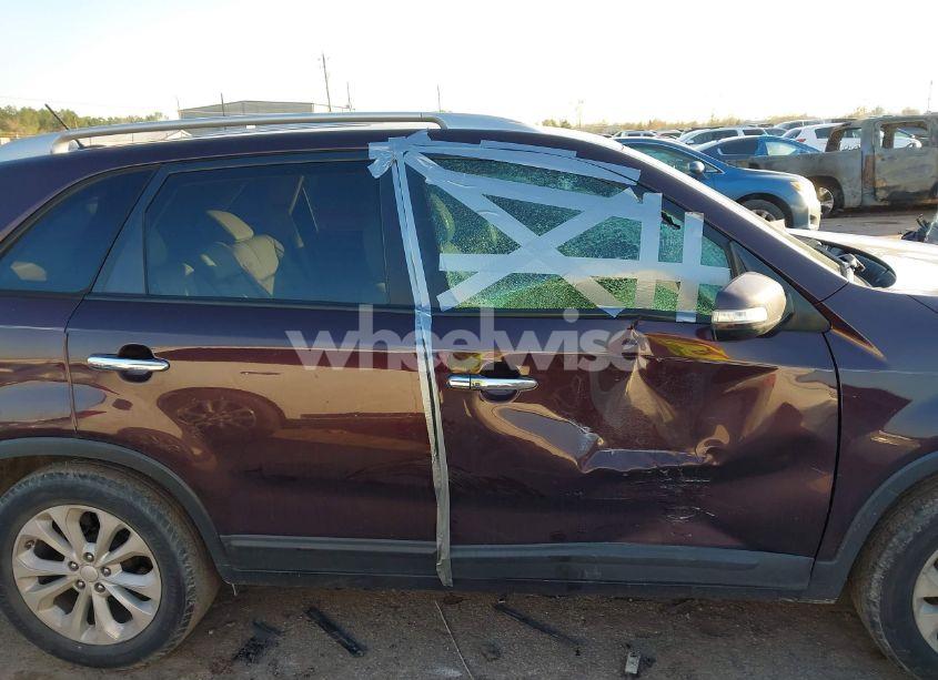 Photo 13 of 2014 Kia Sorento EX V6 (VIN 5XYKU4A70EG507210)