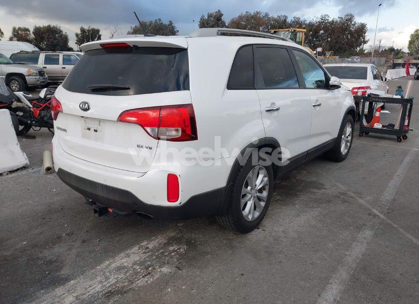 Photo 4 of 2015 Kia Sorento EX V6 (VIN 5XYKU4A70FG612752)