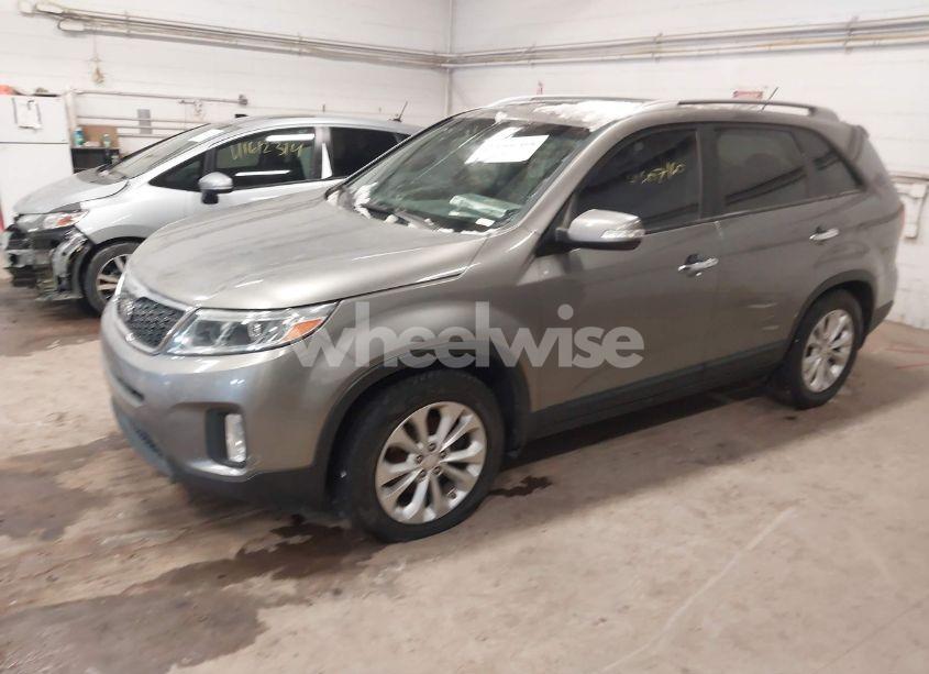 Photo 2 of 2014 Kia Sorento EX V6 (VIN 5XYKU4A71EG435384)