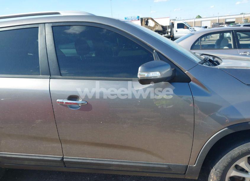 Photo 13 of 2015 Kia Sorento EX V6 (VIN 5XYKU4A71FG631875)
