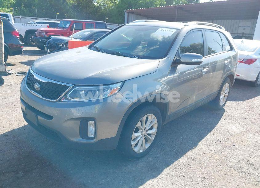 Photo 2 of 2015 Kia Sorento EX V6 (VIN 5XYKU4A71FG631875)