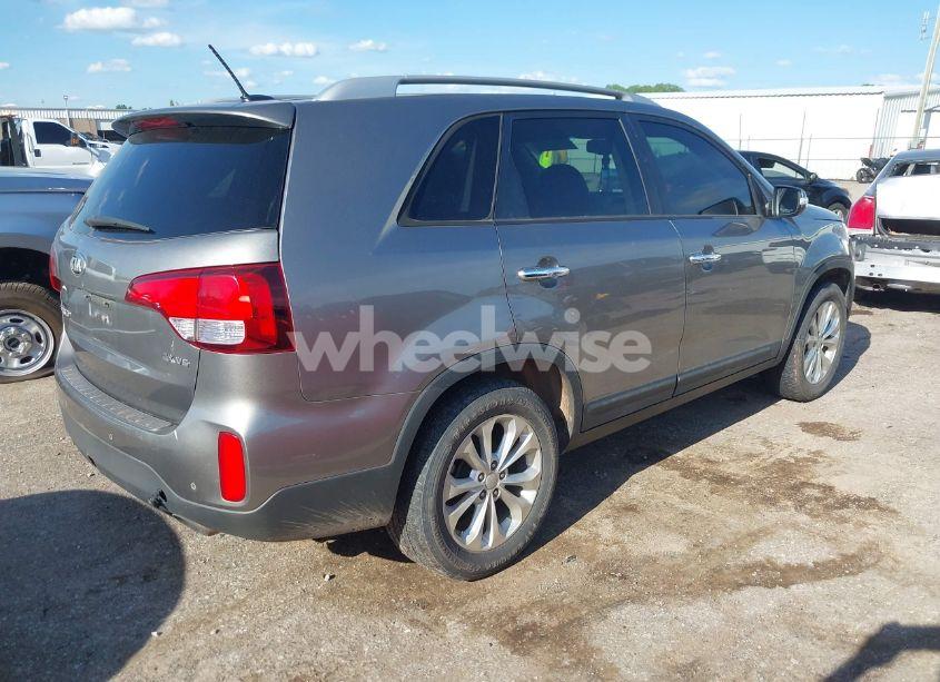 Photo 4 of 2015 Kia Sorento EX V6 (VIN 5XYKU4A71FG631875)