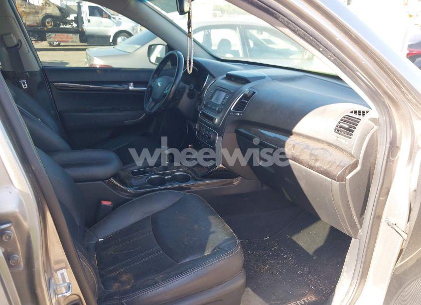 Photo 5 of 2015 Kia Sorento EX V6 (VIN 5XYKU4A71FG631875)