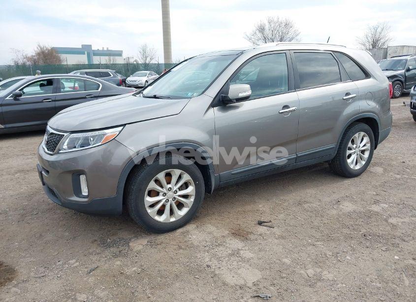 Photo 2 of 2014 Kia Sorento EX V6 (VIN 5XYKU4A72EG431957)