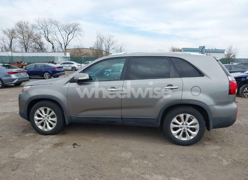Photo 6 of 2014 Kia Sorento EX V6 (VIN 5XYKU4A72EG431957)
