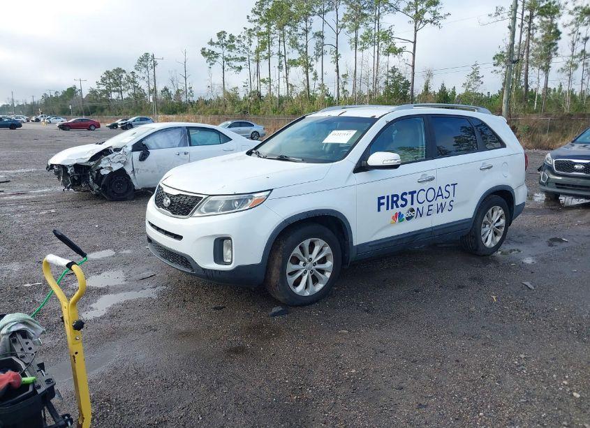 Photo 2 of 2015 Kia Sorento EX V6 (VIN 5XYKU4A72FG563635)